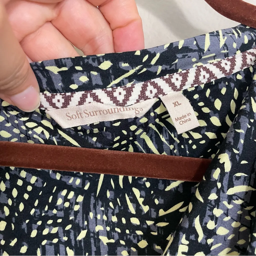 Soft Surroundings Black and Yellow Print‎ 3/4 Sleeves V Neck Jersey Top Size XL - Image 2