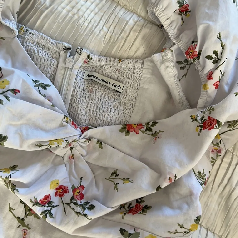 A&F white floral puff sleeve dress - Image 6