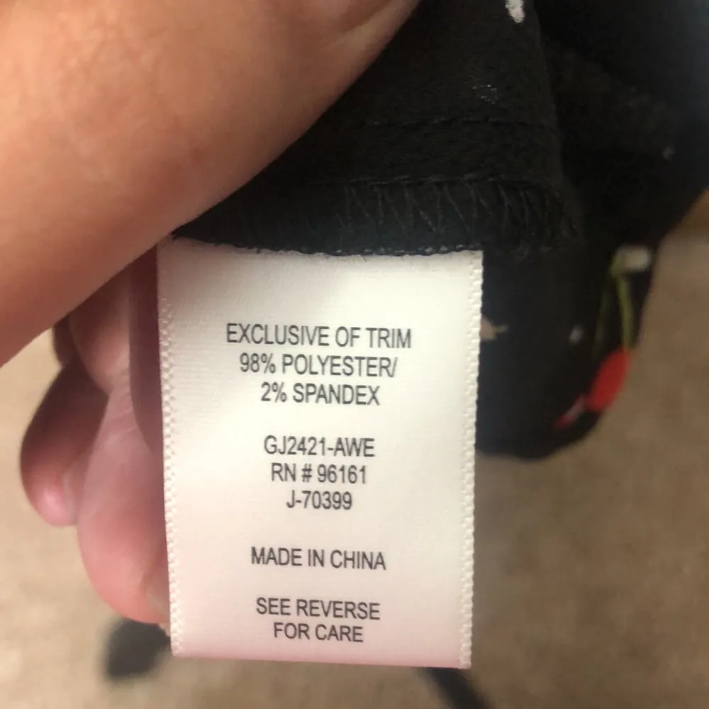 cherry cold shoulder shirt size large - Image 9