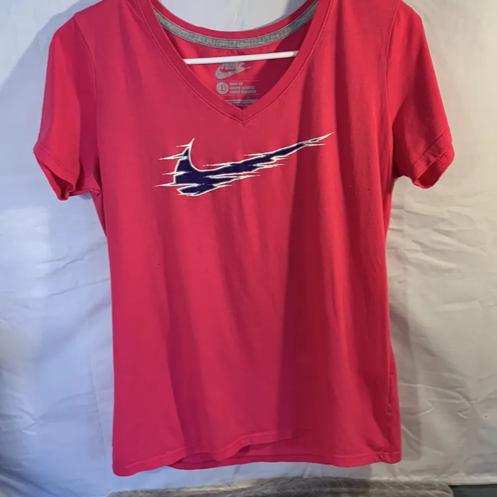 Nike Slim Fit V-neck Pink Size Medium Athletic T-shirt - Image 10