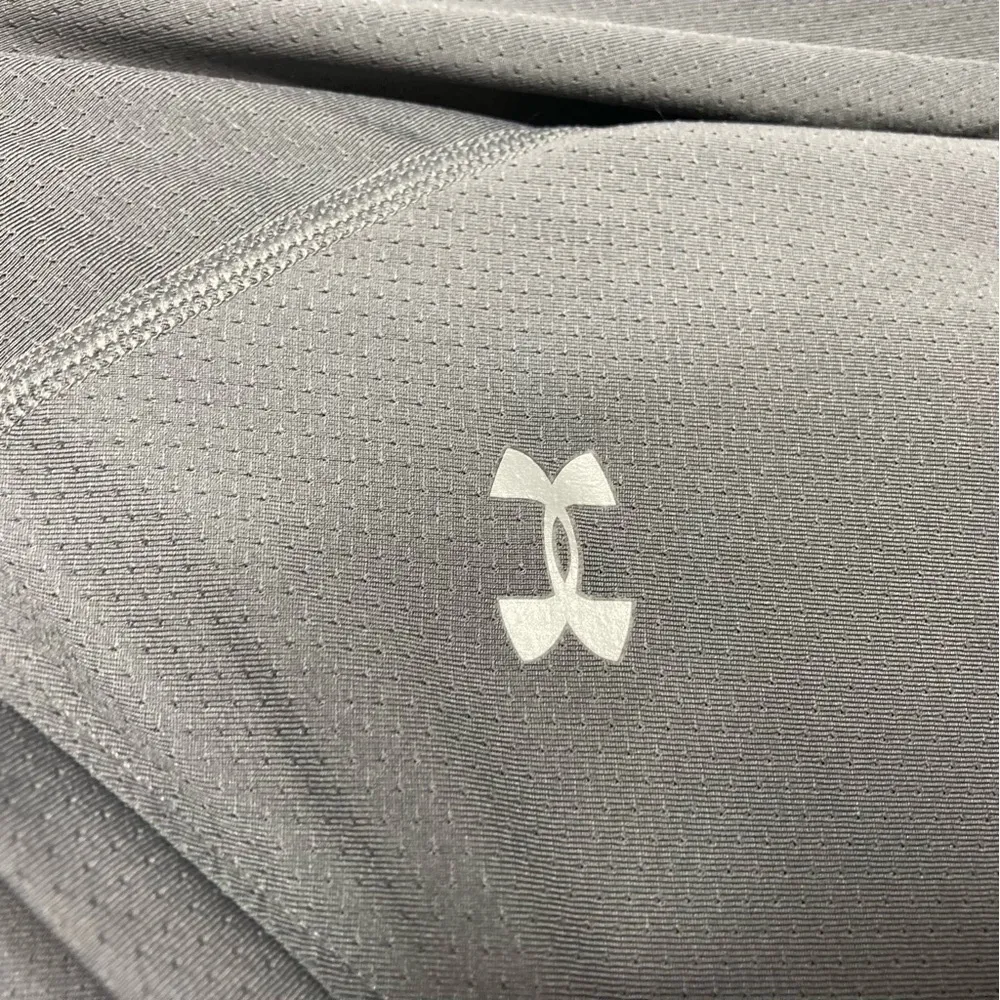 Under Armour‎ fitted v-neck long sleeve athletic shirt size medium - Image 4