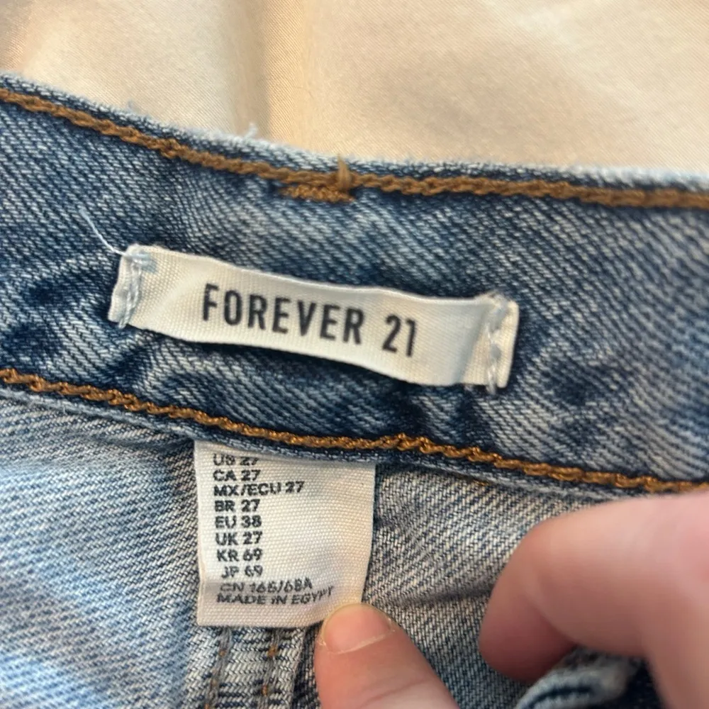 Lightwash distressed jeans - Image 11