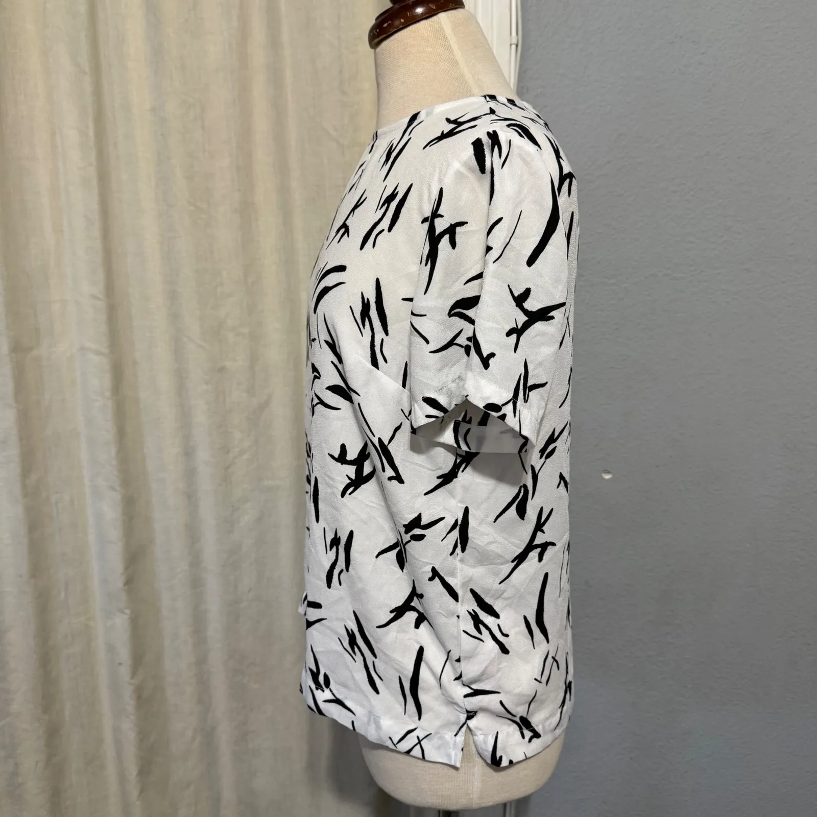 A New Day White Black Abstract Print Short Sleeve Blouse Top - Size S - Image 3