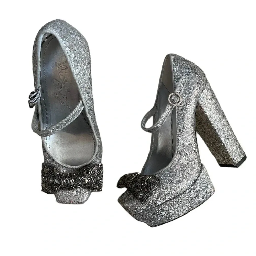Alice + Olivia Gizelle Silver Glitter Heels
Size 7.5 or 38.5 - Image 16
