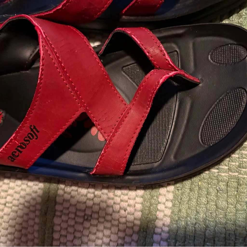 Aerosoft Women's Red and Black Sandals Size 9 - Image 4