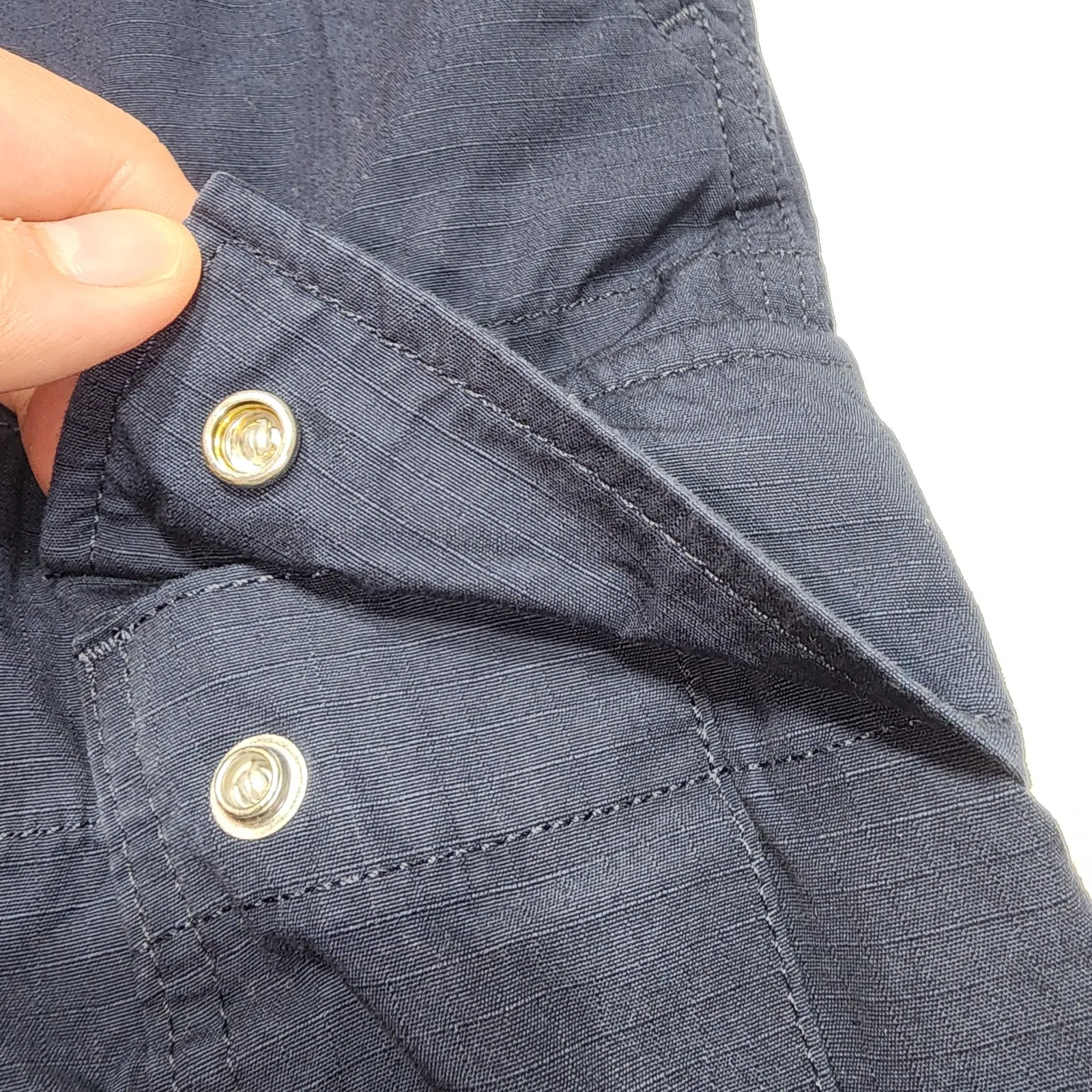 Levi's carrier cargo shorts men large Waist 40'' length 22.5'' - Image 4