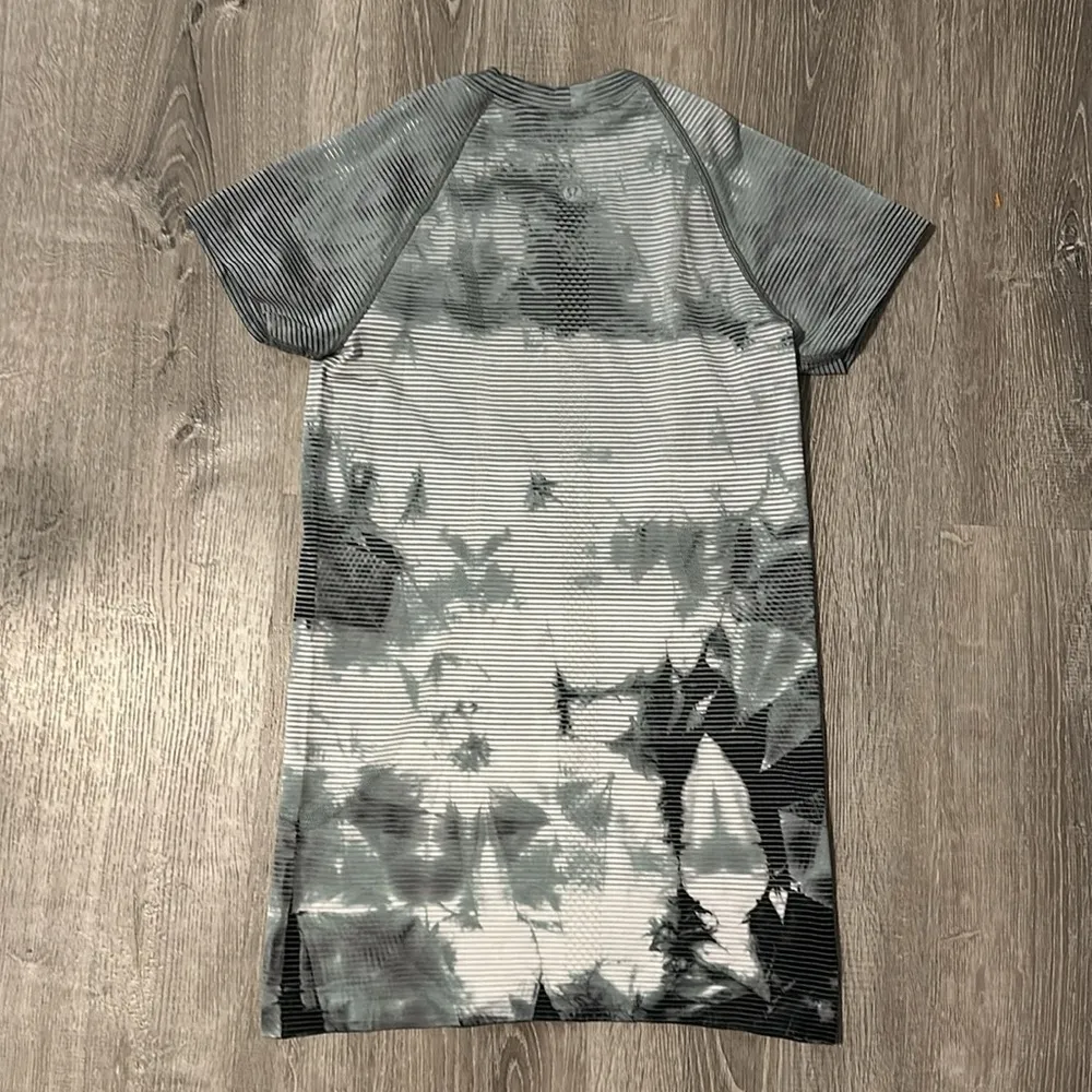 Women’s Sz 4 Swiftly Tech 2.0 Athletic Workout Short Sleeve Yoga Shirt - Image 5