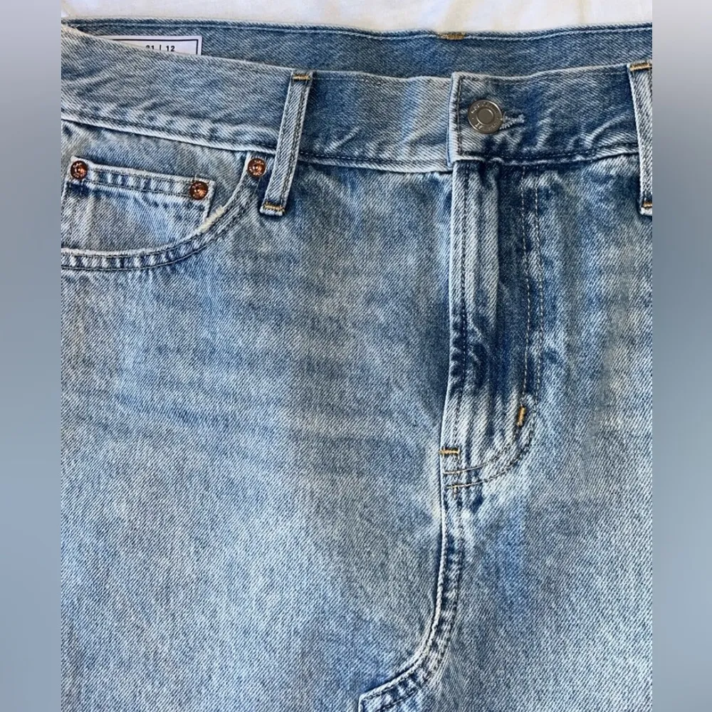 NWOT Women’s Gap “Icon Denim Skirt” Five Pocket Mini Skirt Light Wash SIZE 31/12 - Image 3