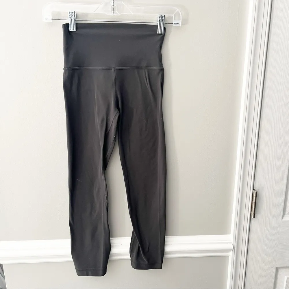 Lululemon Athletica High Rise 21” Align Crop Leggings Melanite Gray Size 2 - Image 4