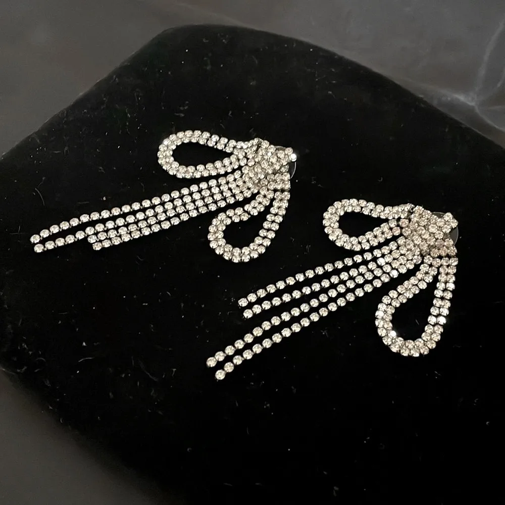 Rhinestone Bow Earrings and Bracelet matching Set Gray - Image 6