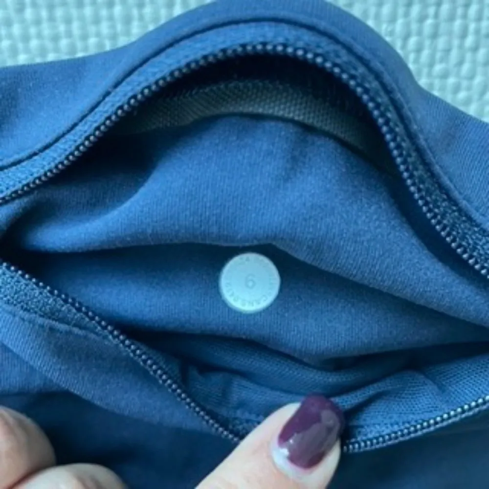 lululemon navy double pocket leggings - Image 4