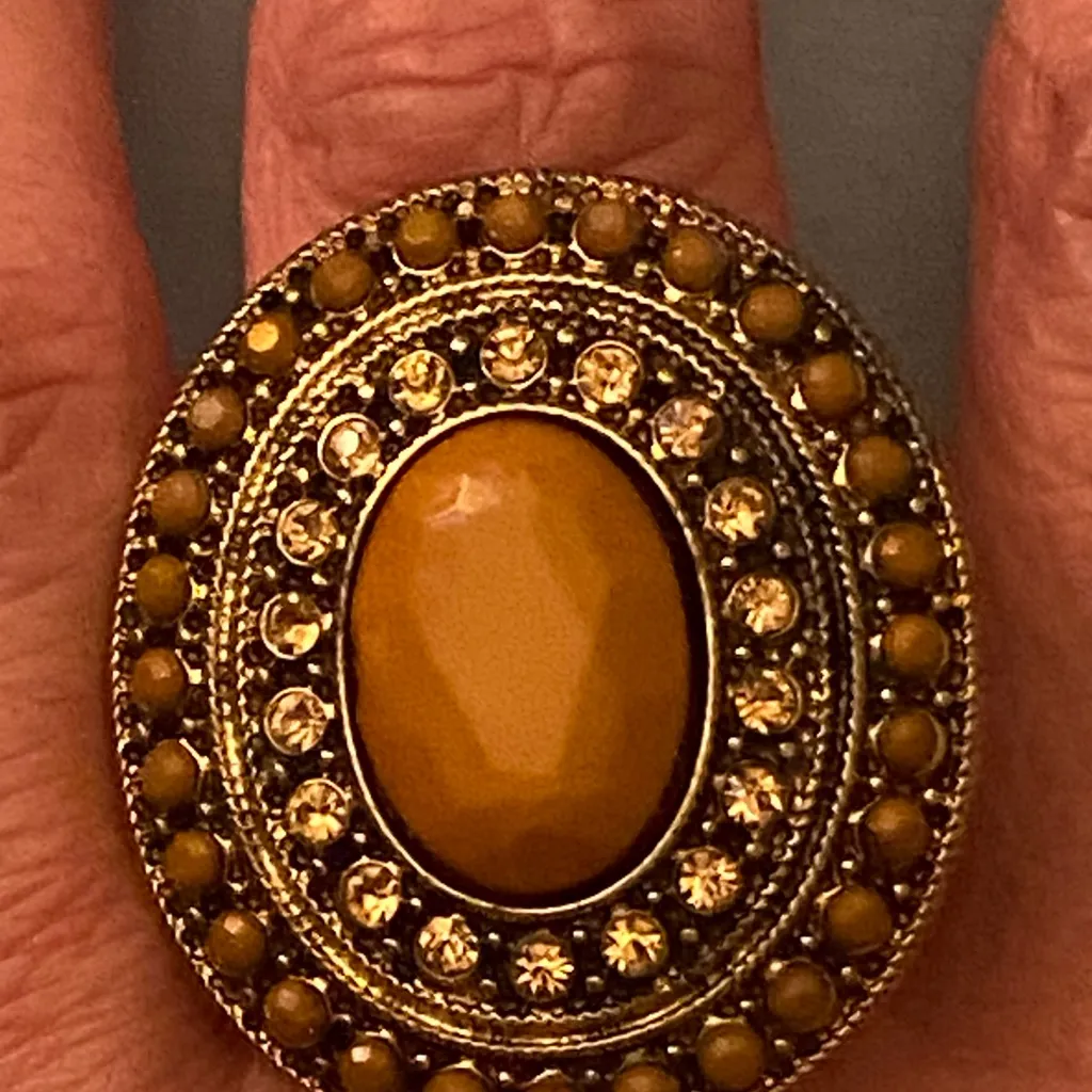 Vintage Womens Elastic Back Cocktail Ring Brown Stone Gold Tone 1.5” Oval - Image 5