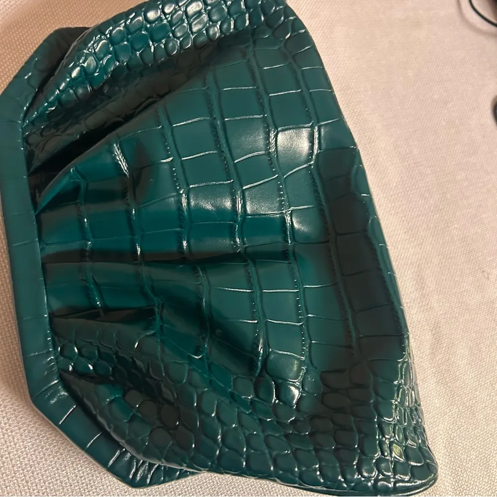 Vince Camuto  Green Croc-Embossed Clutch - Image 7