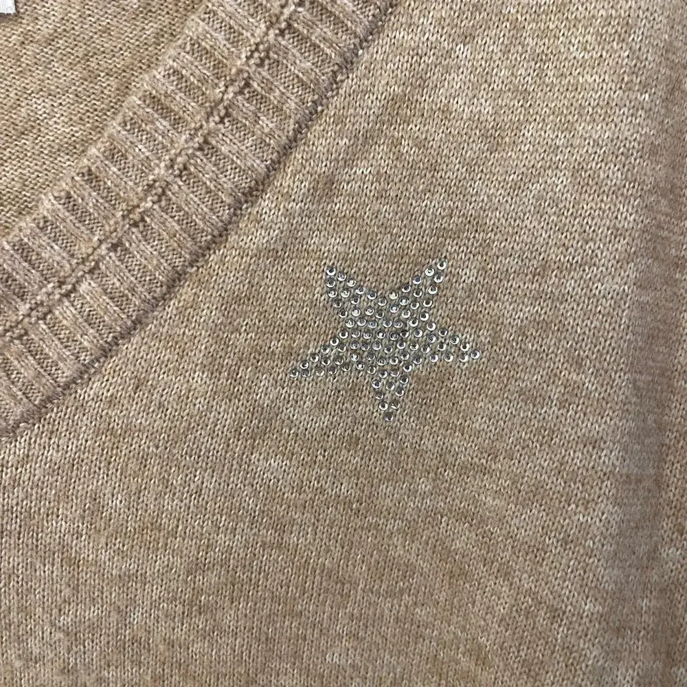 Women’s Knox Rose tan bedazzled star v-neck sweater, XL - Image 4