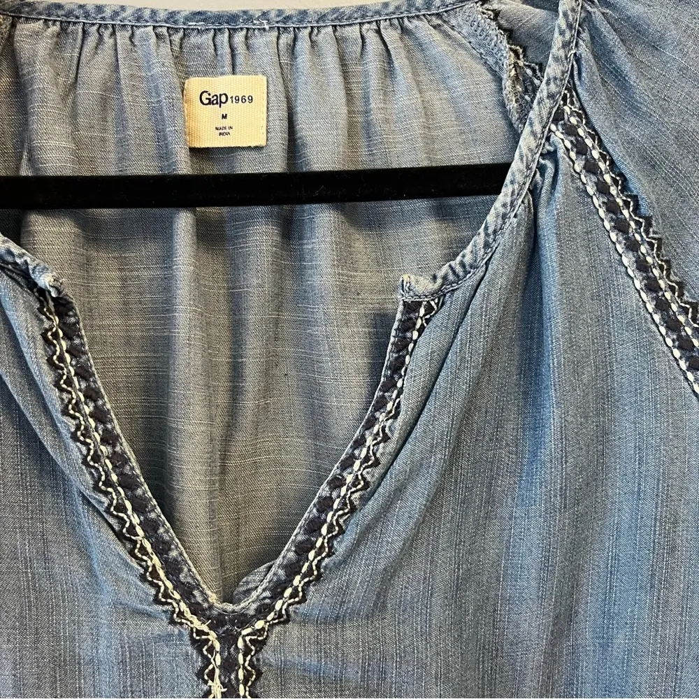 GAP 1969 Blouse Chambray Lightweight Denim Boho Embroidered Top Sz M EUC - Image 3