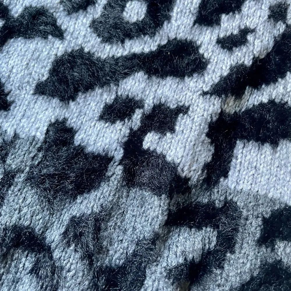 Vince Camuto Cheetah Print Sweater Gray Crewneck Women’s Size Medium​ Black - Image 5