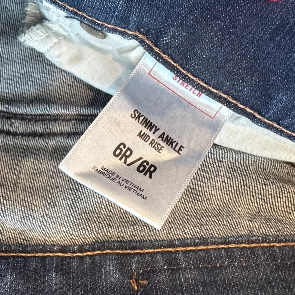 Express Women's Dark Blue Distressed Cropped Jeans - Image 4