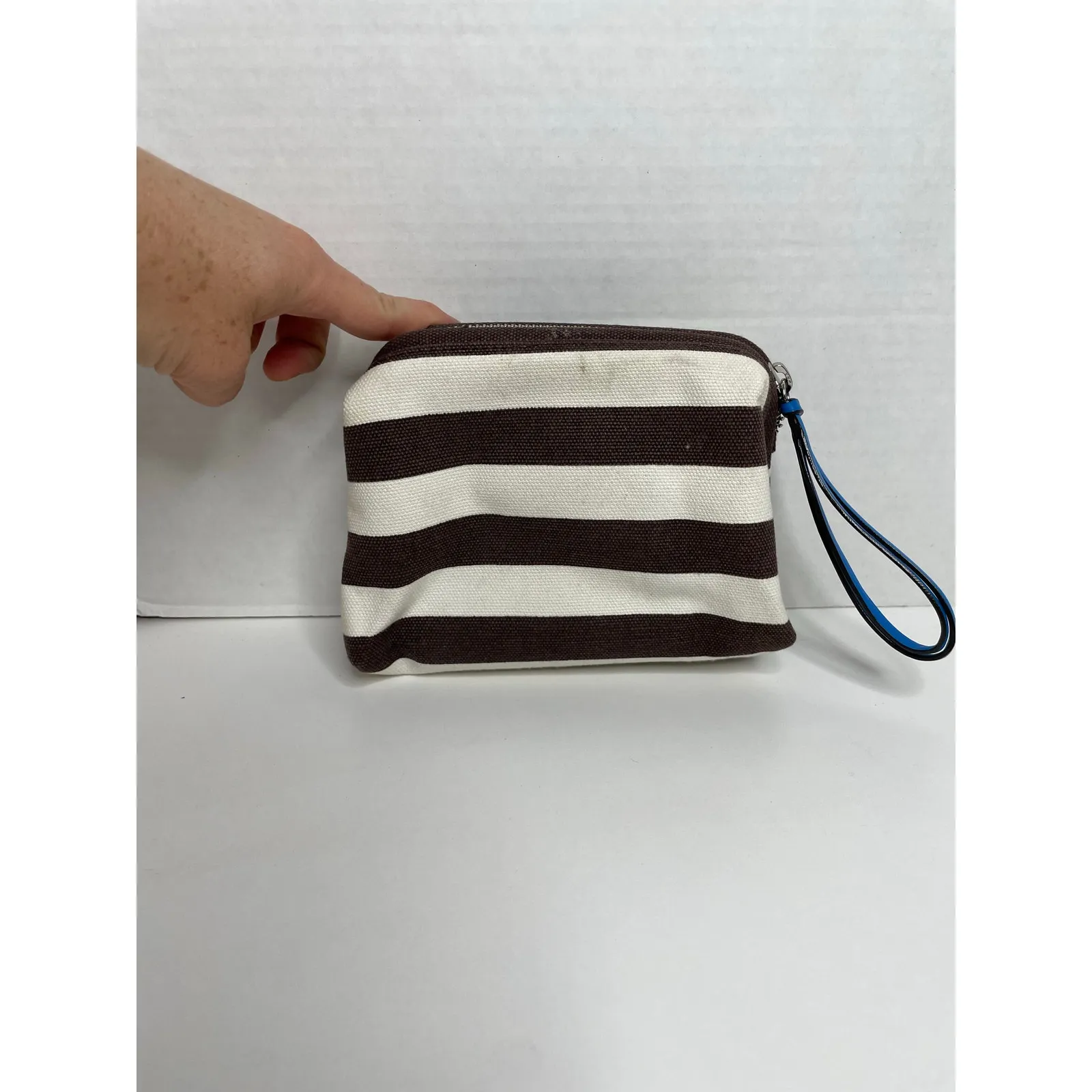 Henri Bendel Cosmetic Bag Brown White Stripe Blue Strap - Image 3