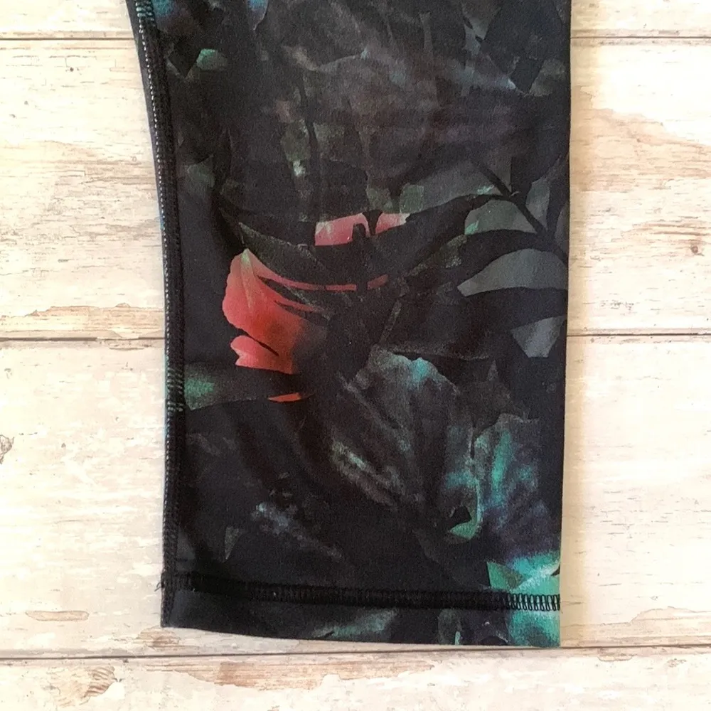 Lucy S/M Women’s Cropped Capri Leggings Green Black Leaf Print Athletic Small - Image 2