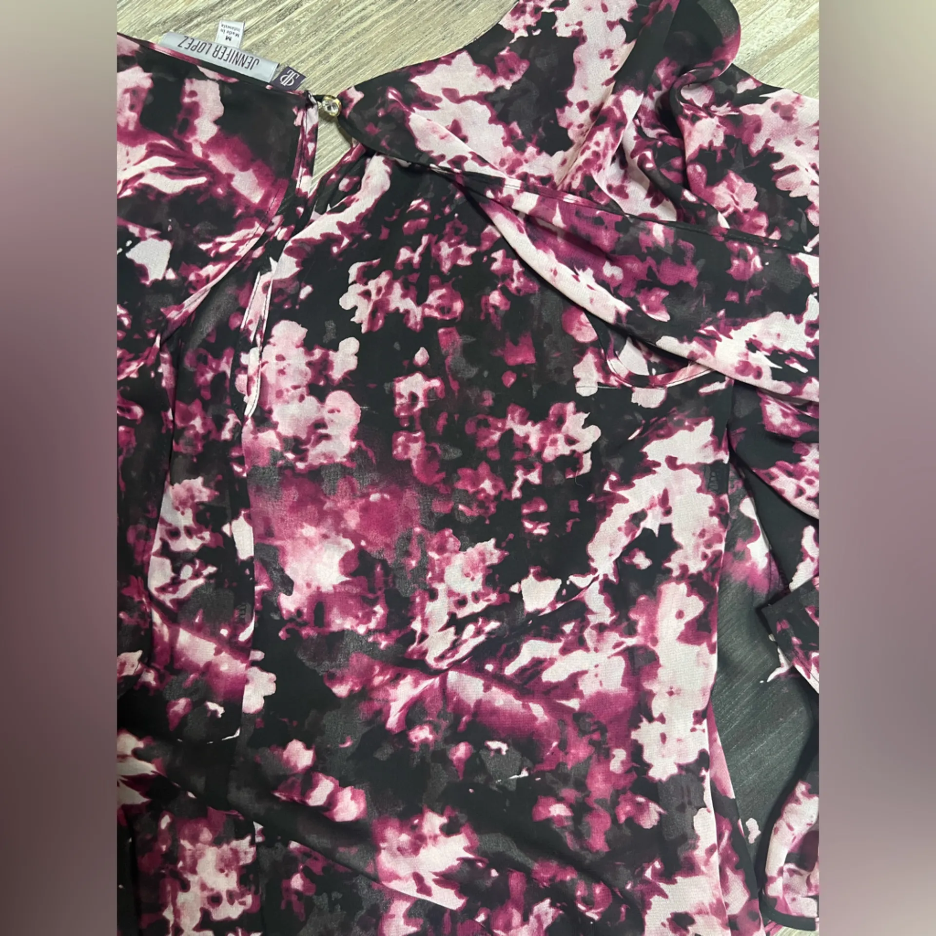 Jennifer Lopez Pink and Black Patterned Blouse size medium - Image 10