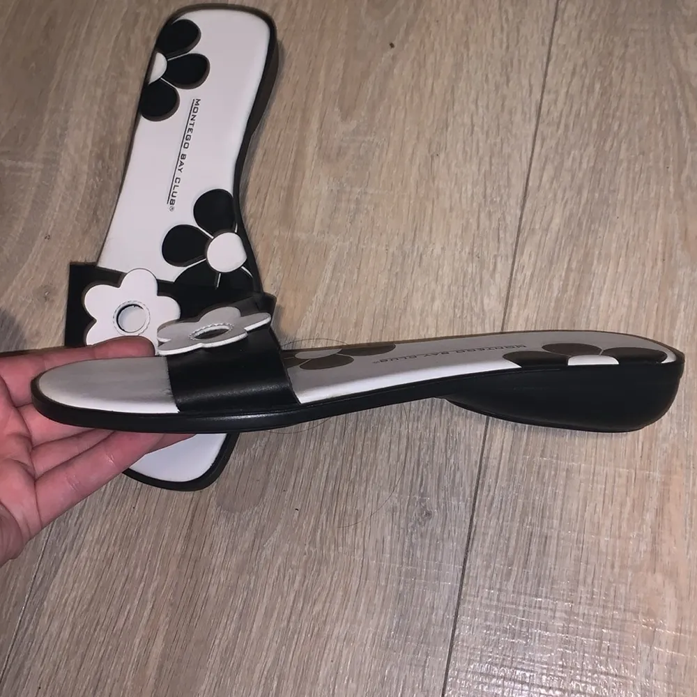 Montego Bay Leather Black White Flower Open Toe Sandals - Image 2