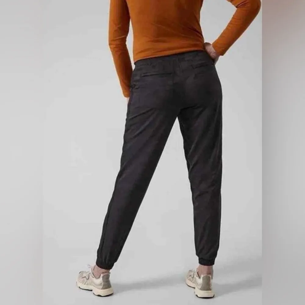 ATHLETA Brooklyn Lined‎ Camo Joggers Black/Gray Size 6 - Image 3