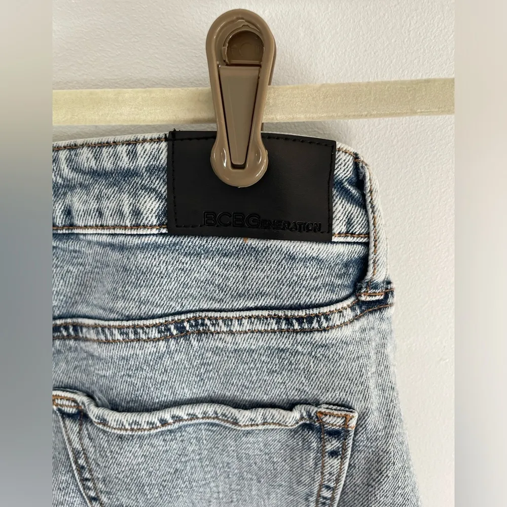 NEW BCBGeneration high raise 4” distressed shorts size 7/28 - Image 4