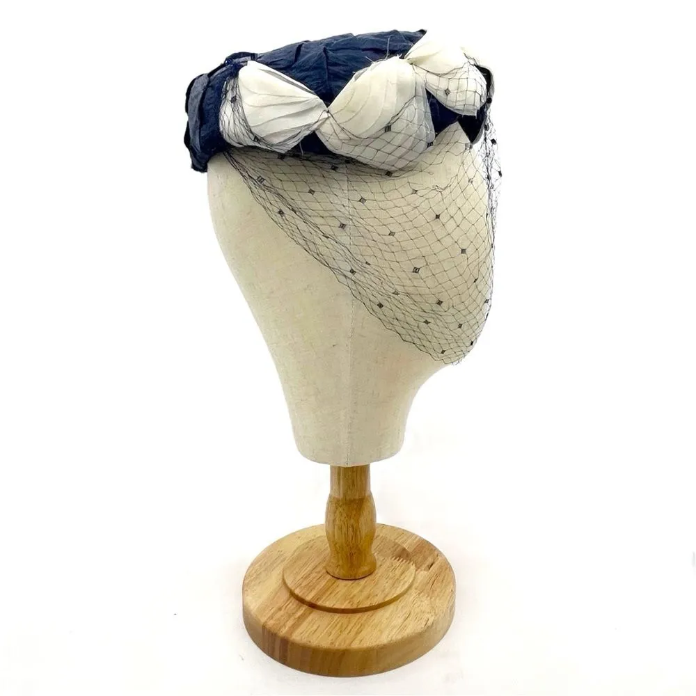 Vintage 1950s Pillbox Hat Navy Straw With White Rose Petals Mesh Veil Rhinestone Blue - Image 4