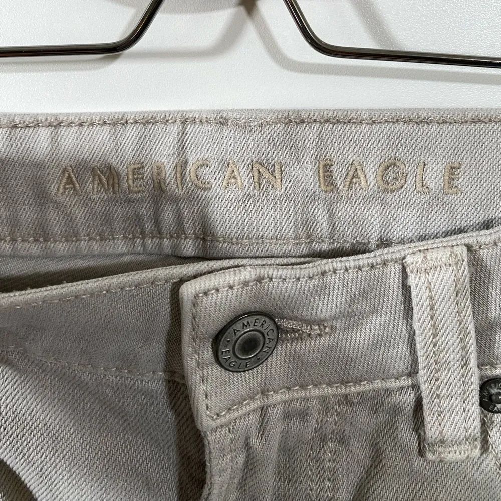 AE Ripped Relaxed Mom Jeans in Gray Distressed Knees Size 12 Regular - Image 4