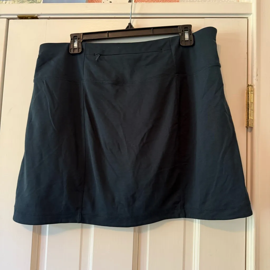 Athleta Black Athletic Skirt with Built-In Shorts Size Large - Image 2