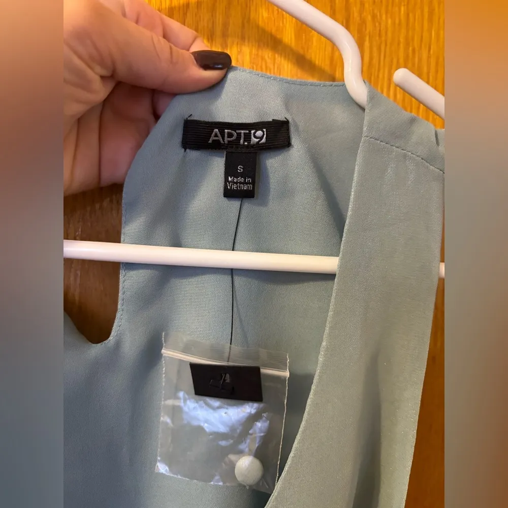 *NWT* Light Blue Metallic Tank - Image 4