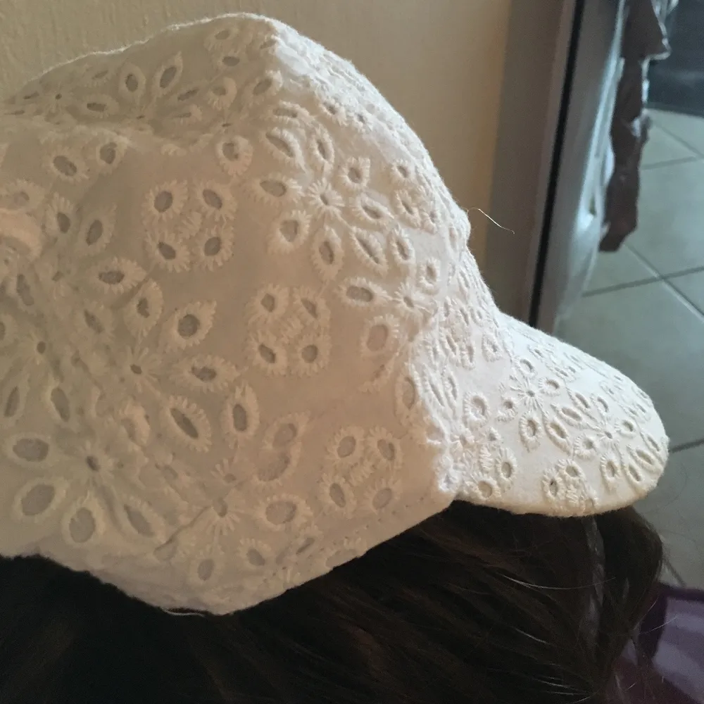 White eyelet Cap with Bow accent - Image 3