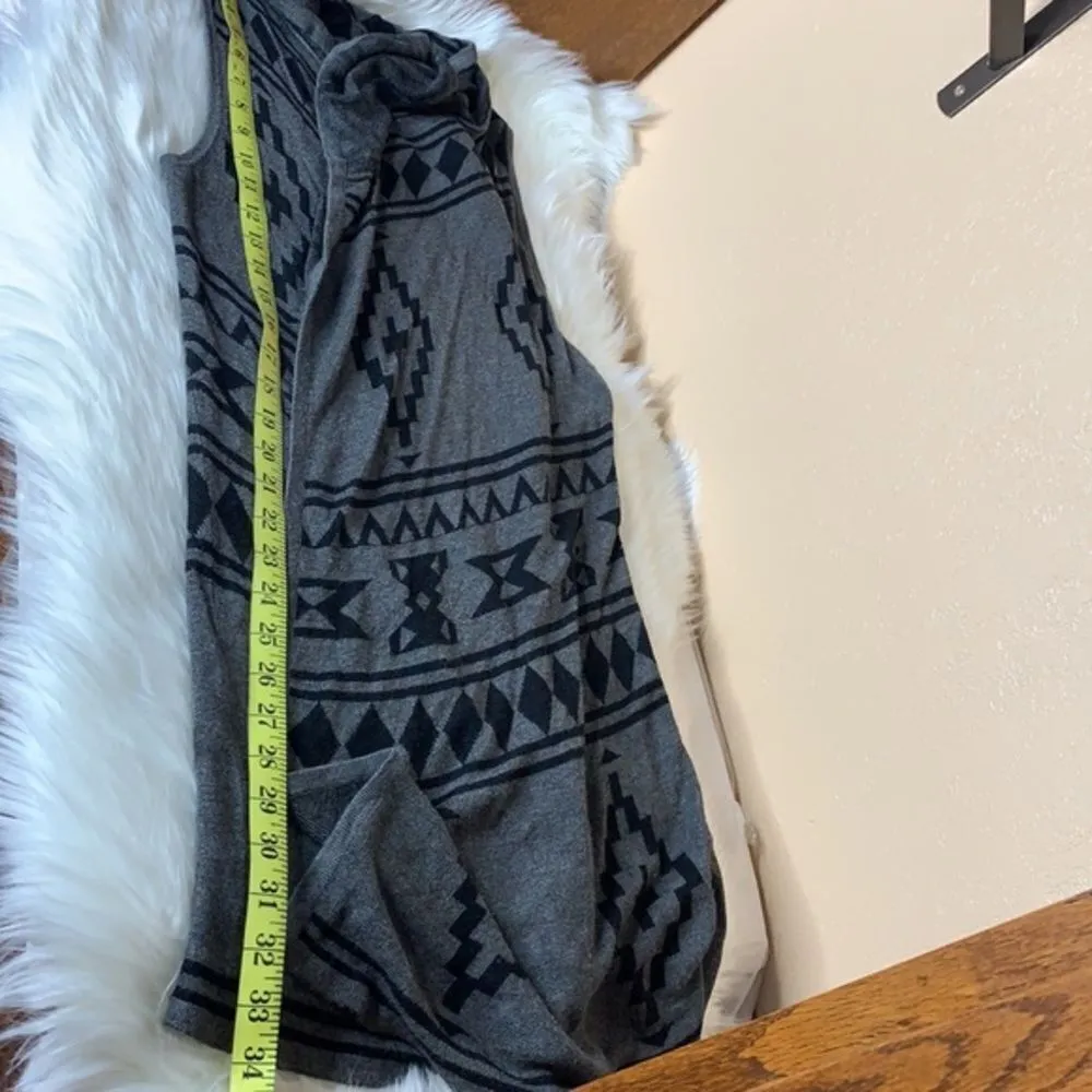 Forever 21 Gray & Black Aztec Tribal Print Sleeveless Cardigan One Size - Image 8
