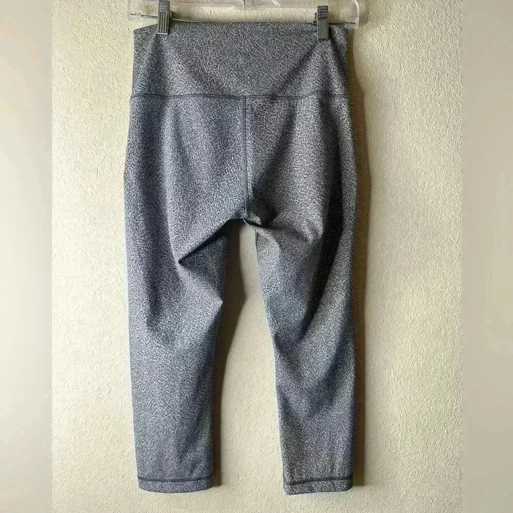 LULULEMON Wunder Under Crop Fractal Alpine White Black size 8 - Image 2