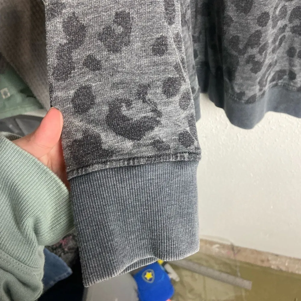 Jane and Delancey  Size 1X Vee Neck Animal Print Sweatshirt Plus Size Casual - Image 6