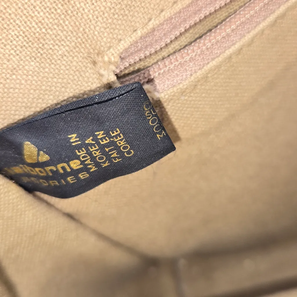 1984‎ Liz Claiborne Accessories Vinyl & Leather Signature Pyramid Crossbody - Image 14