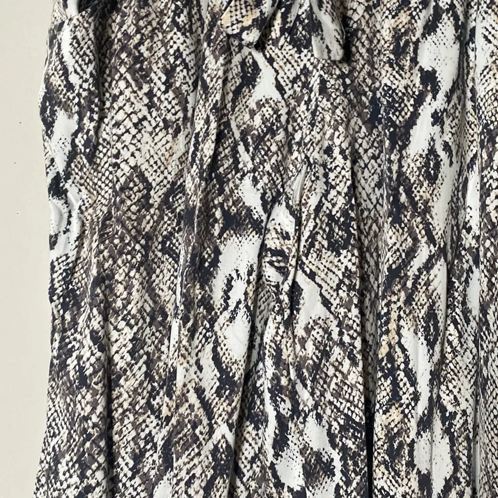 NWT Snake Print Wide Leg Lightweight Mid Rise Cropped Pants Women’s Size XL - Image 2