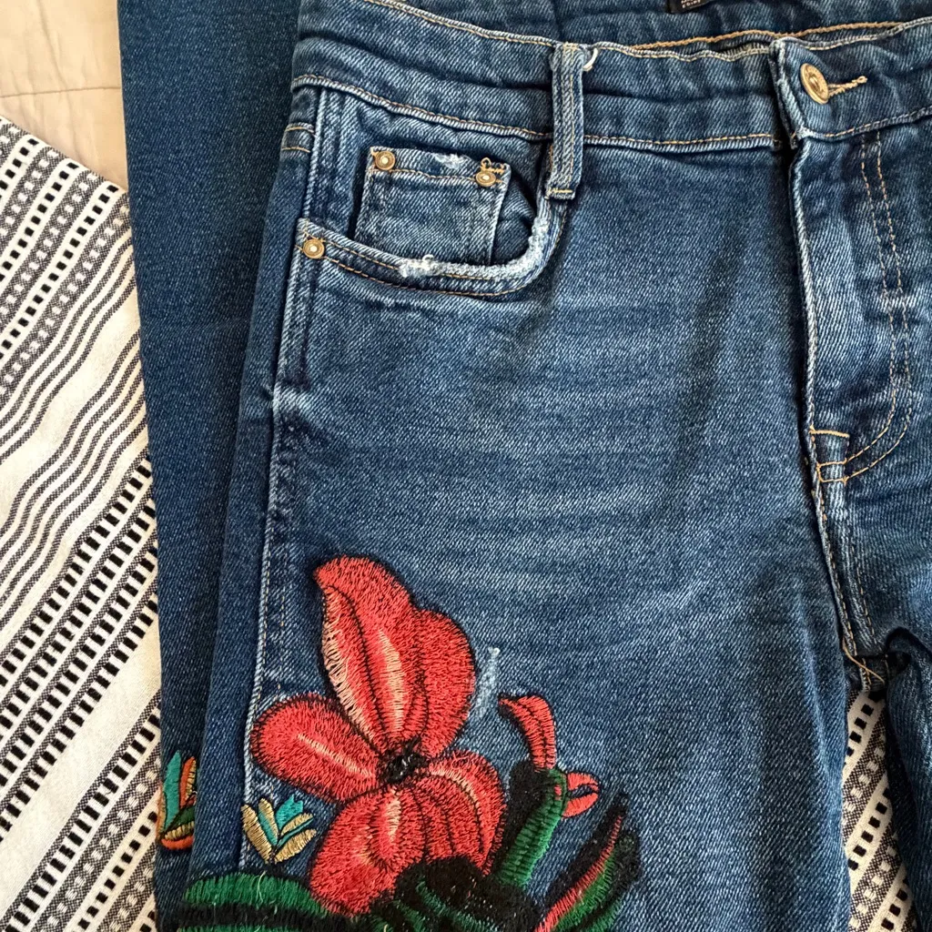Zara Blue Skinny Jeans with Floral Embroidery - Image 6