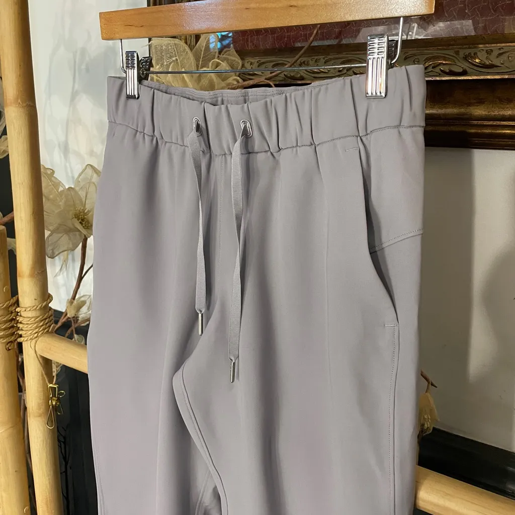 Lululemon Keep Moving 7/8 Pant Light Grey Travel Relaxed - Sz 4 🧡🎀 - Image 5