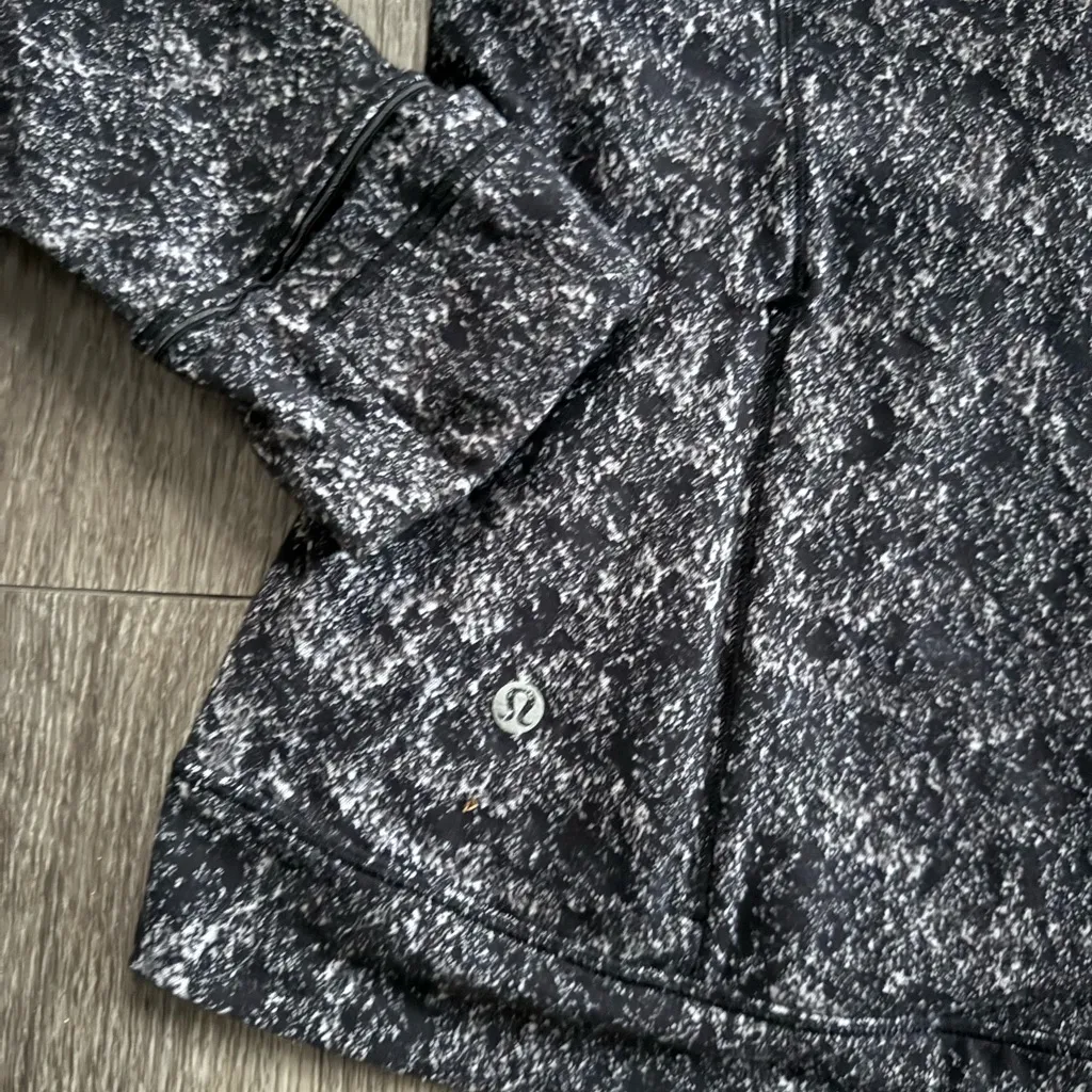 Lululemon Athletica Black and White Outrun the Elements 1/2 Zip Pullover - Image 6