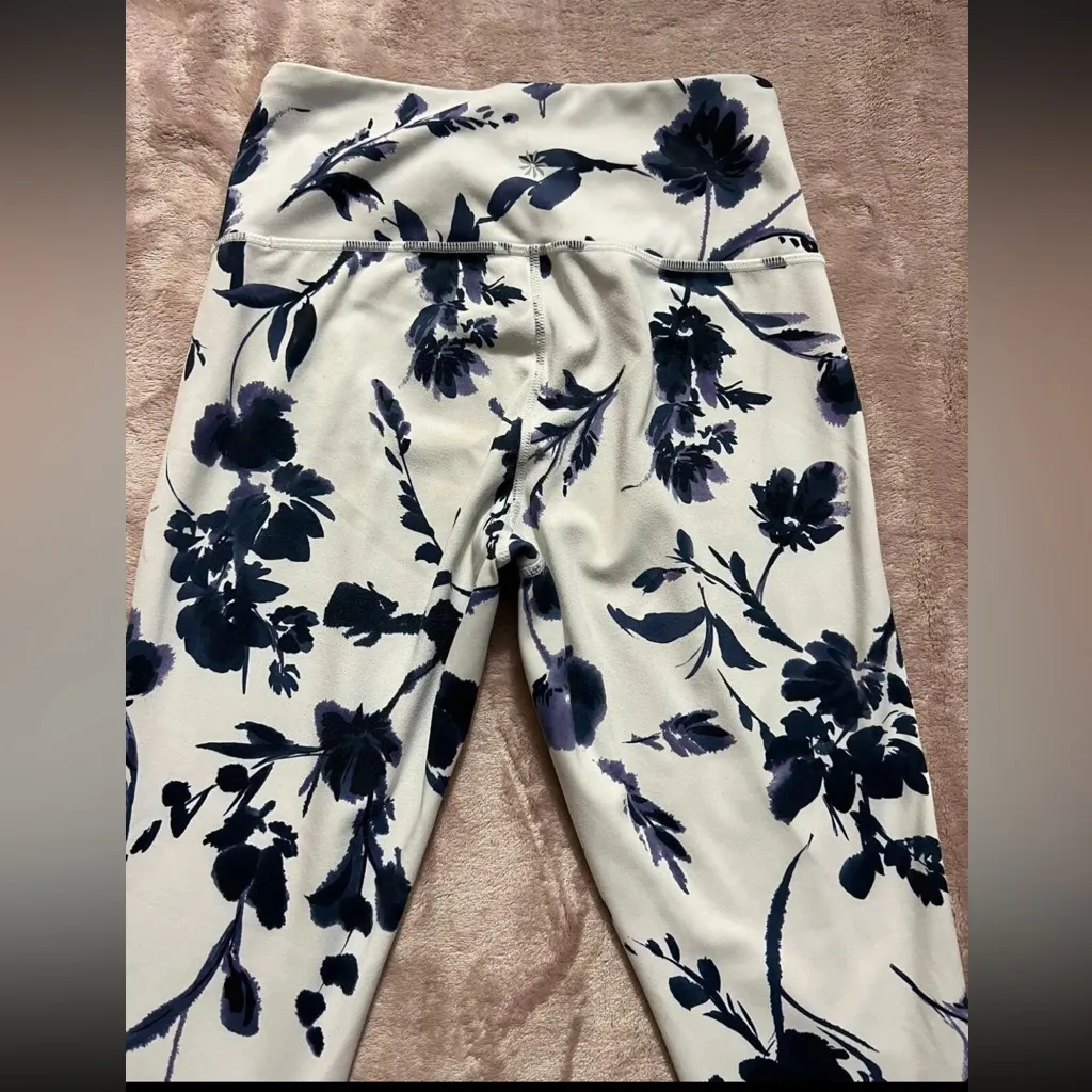 Athleta Water Flower 7/8 Tight White Size XSmall‎ - Image 4