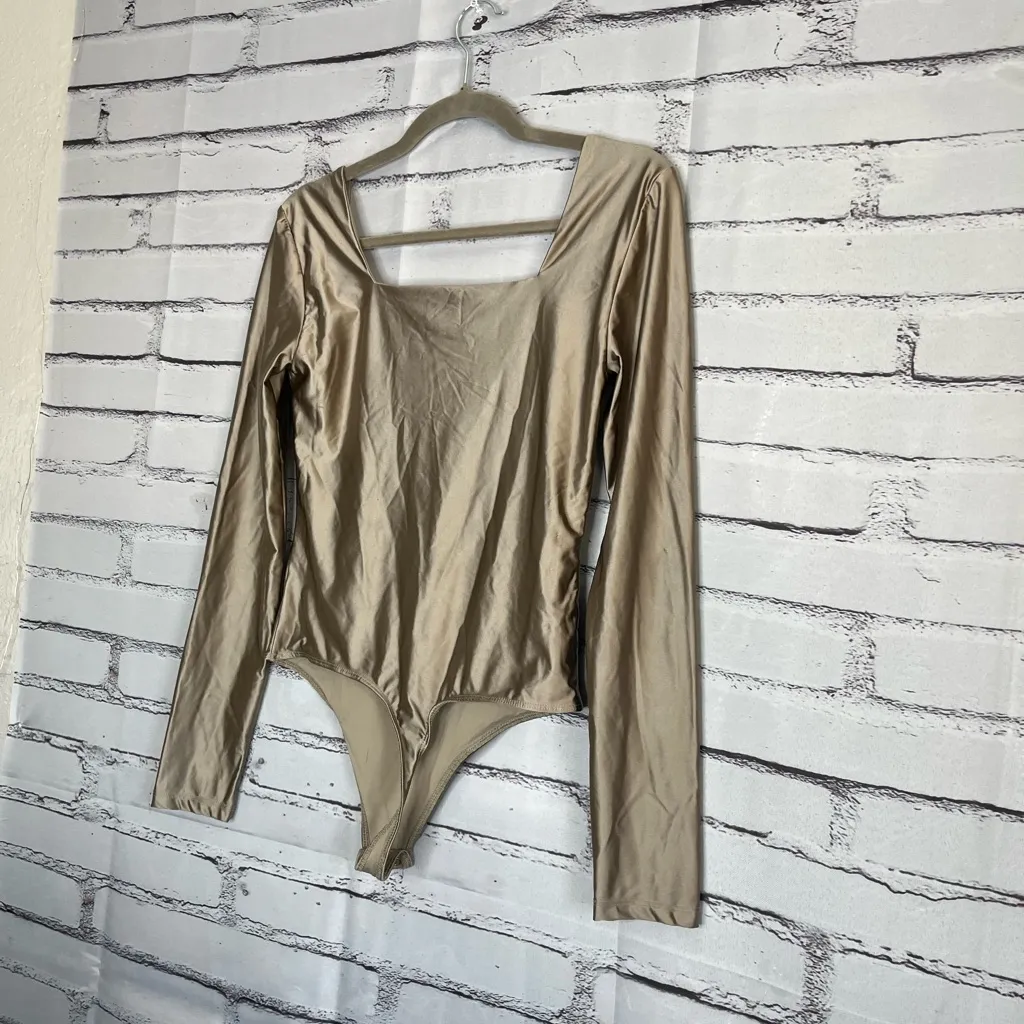 House of Harlow 1960 Taupe Silky Long‑Sleeve Bodysuit S High‑Neck Stretch Luxury Tan - Image 9