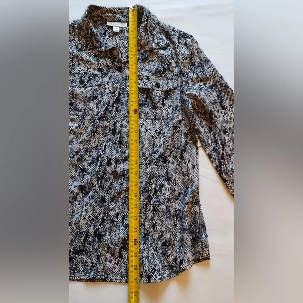Dana Buchman Women's Long Sleeve Snake Print Button Front Blouse Size medium - Image 13