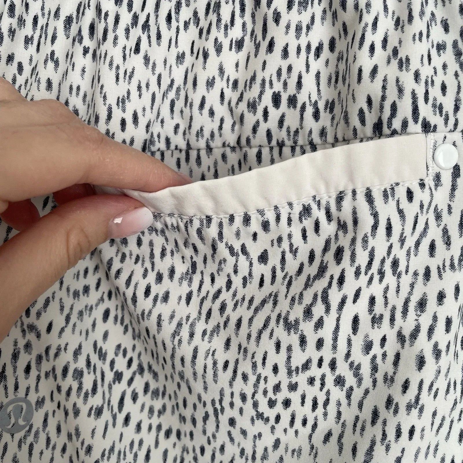 Lululemon Size 6 Printed Spring Break Away Shorts 3" Dottie Dash Black White - Image 3