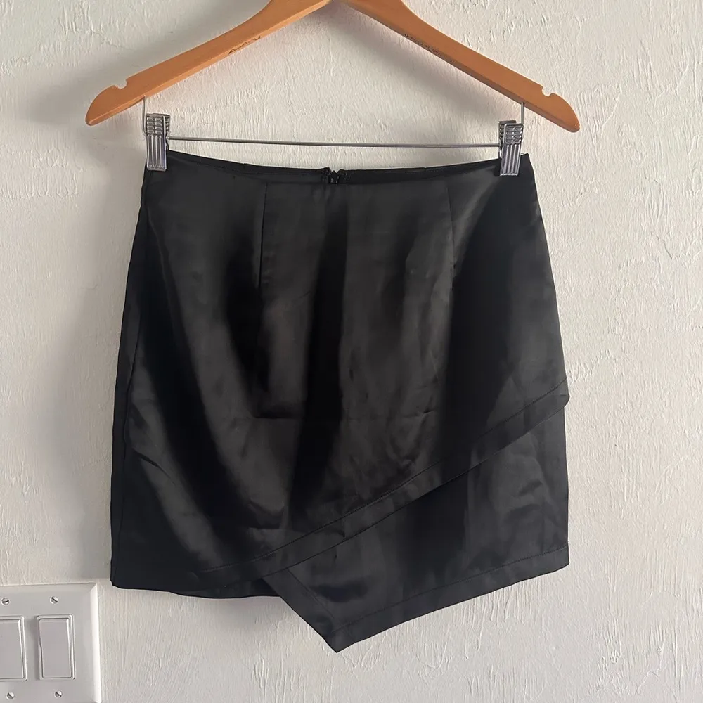 Superdown‎ Saira Satin Mini Skirt in Black Sz S - Image 4