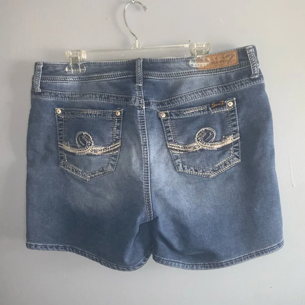 Seven7 Blue Faded Denim Mid Rise Straight Hem Shorts Size 14 - Image 6