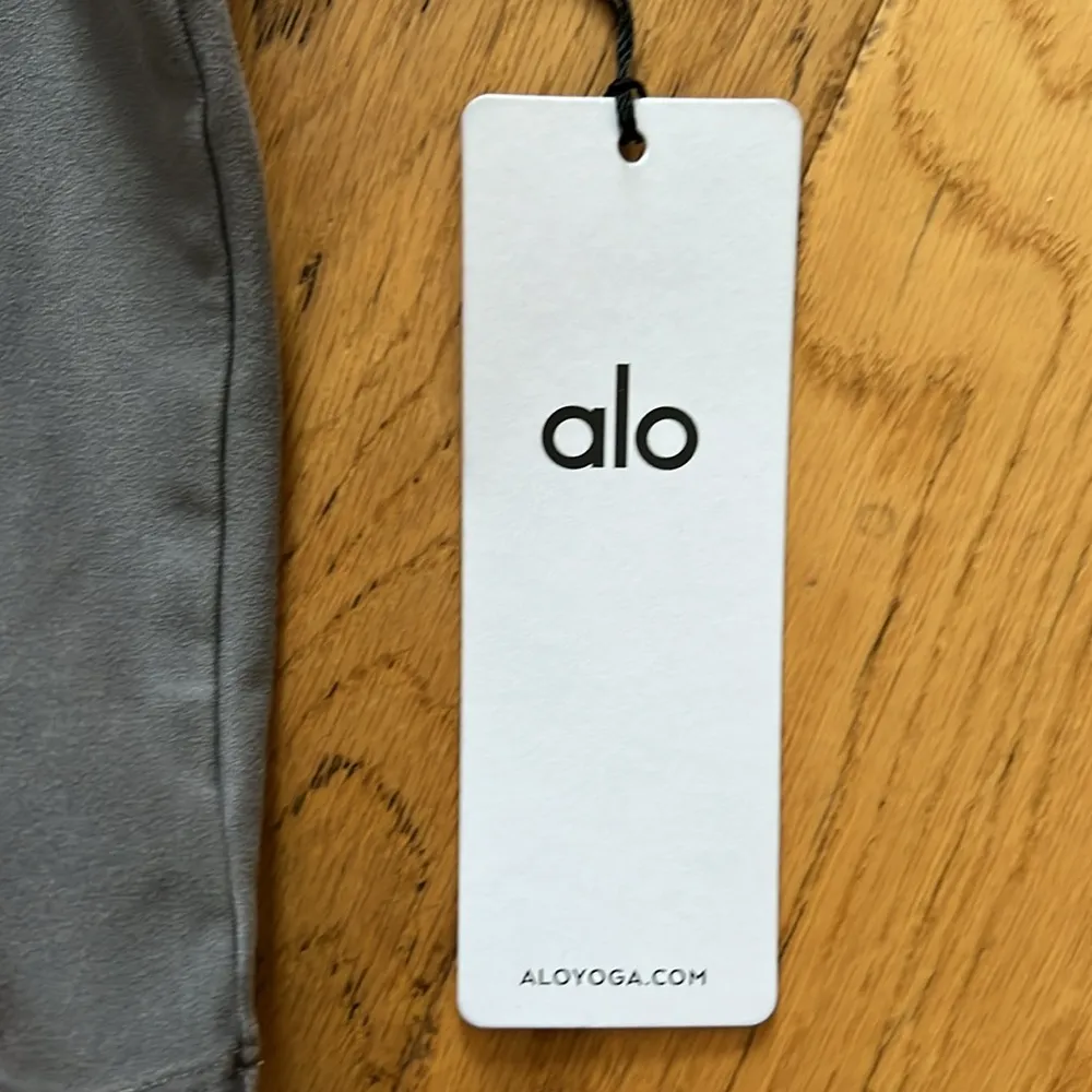 NWT - M - ALO Yoga Gray Fitted Crop T-Shirt - Image 3