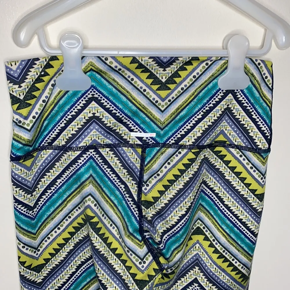 Aerie Chill Play Move tribal chevron printed yoga leggings size M - Image 4