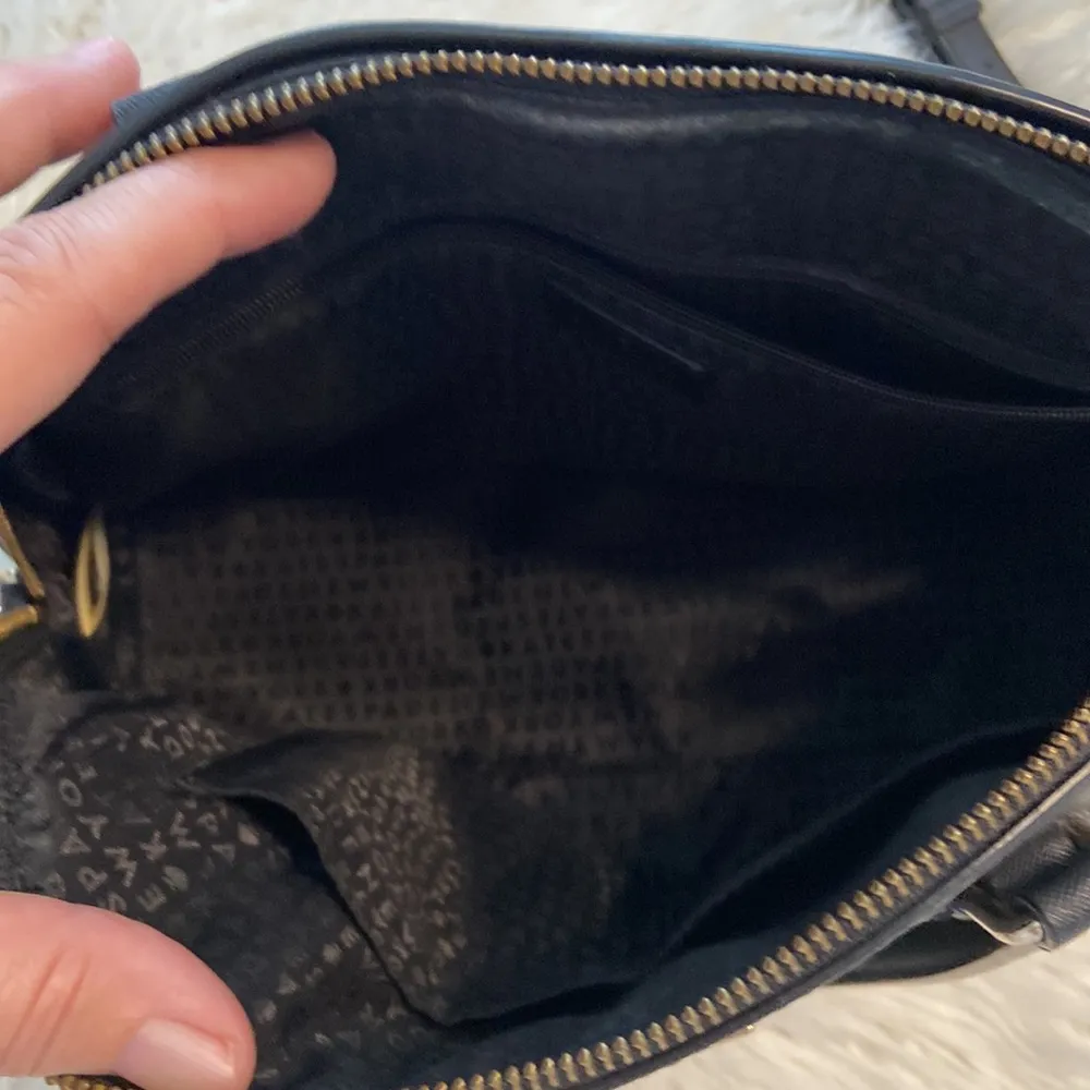 KATE SPADE BAG COLOR BLACK EXCELLENT CONDITION SEE ALL PHOTOS LENGTH 9”WIDE 12” - Image 4