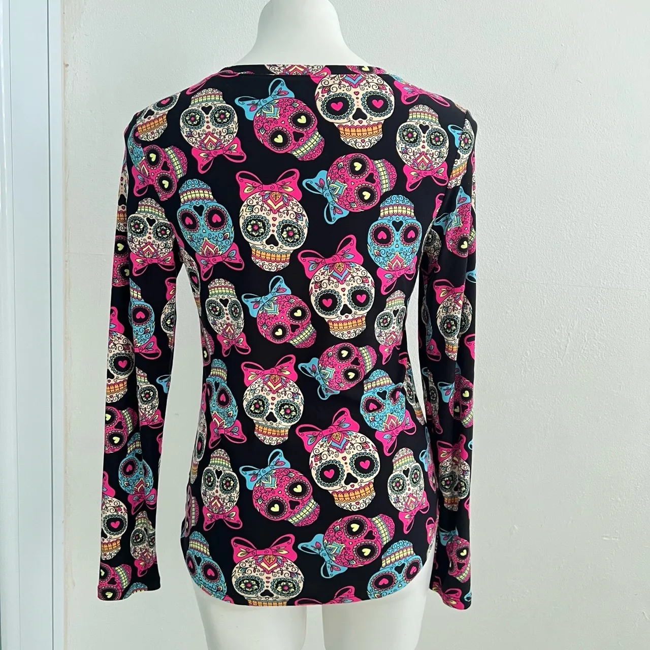 No Boundaries Black Multi-Color Skulls Bows V-Neck Long Sleeve T-Shirt Small - Image 6